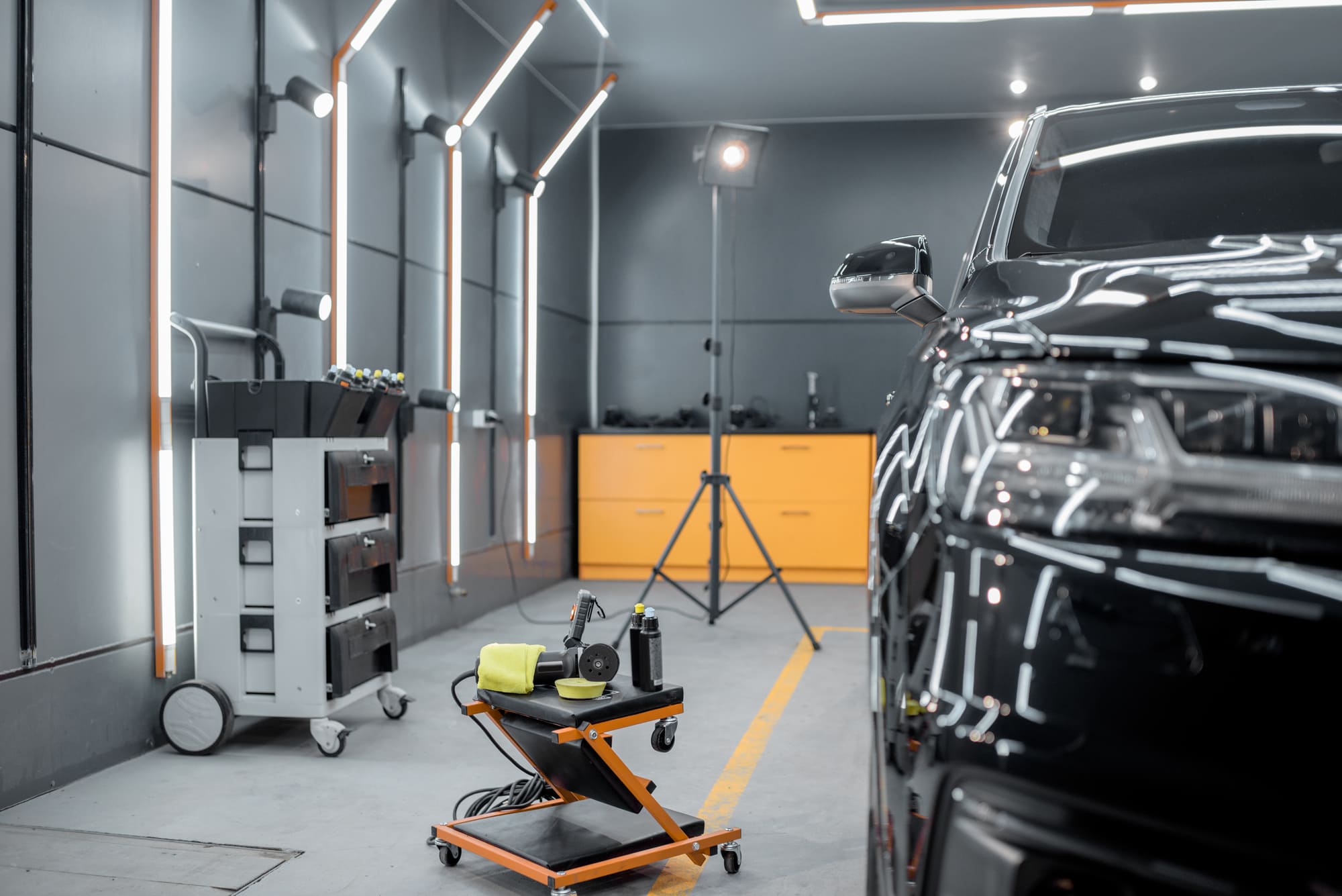 Interior de un taller mecánico con una larga trayectoria.