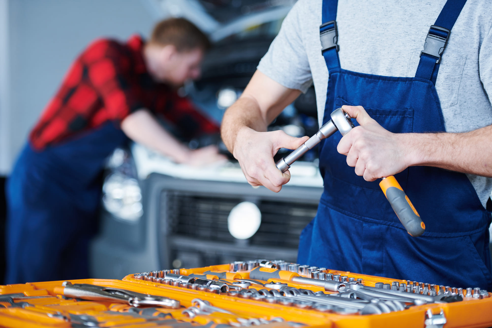 Mecánicos en un taller mecánico con una larga trayectoria.